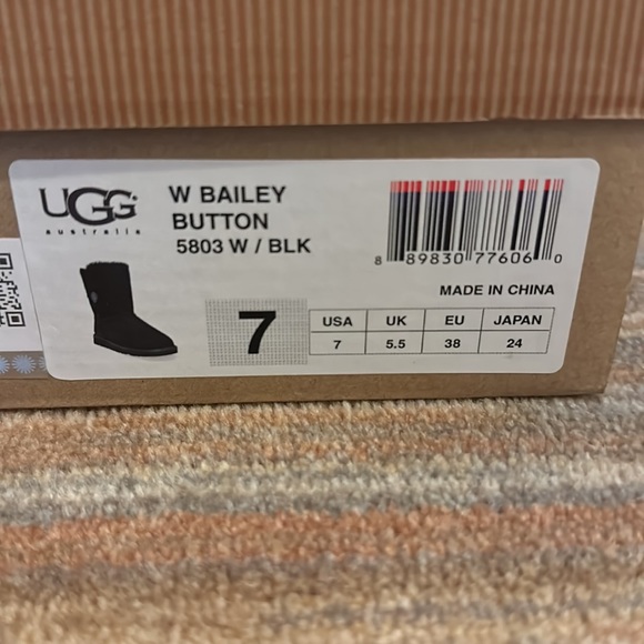Ugg Women’s Bailey Button - Picture 2 of 6